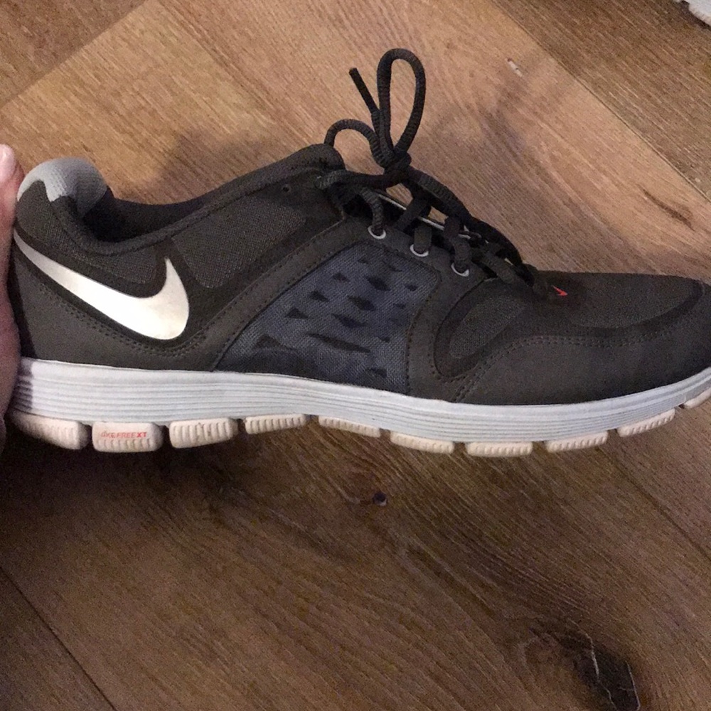 Nike woman tennis shoes. Size 11